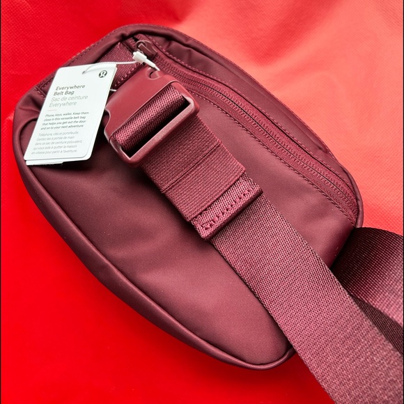 Lululemon Everywhere Belt Bag - Picture 2 of 3